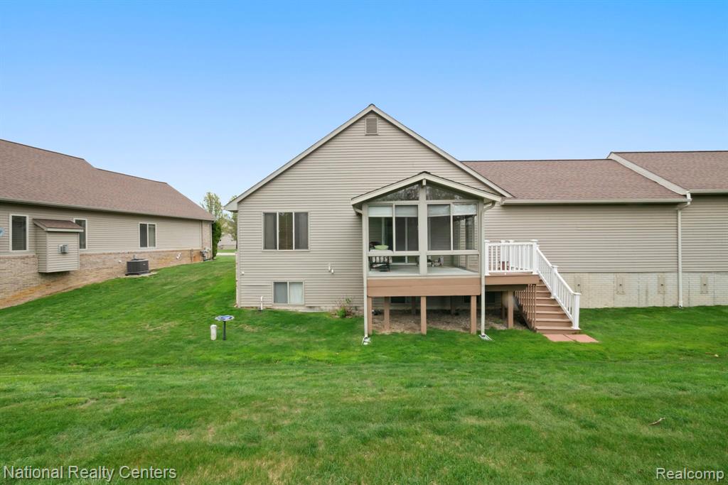 7221 Hawthorne Circle, Goodrich Vlg, MI — Photo 5