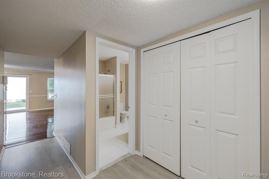 5078 Harbor Oak Drive, 40, Waterford, MI 48329 — Photo 9