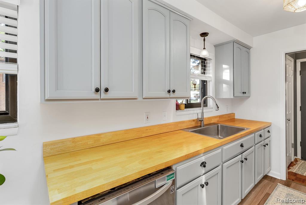 535 JAMAICA Drive, Troy, MI 48083 — Photo 13