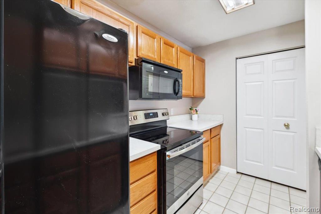 1137 CURZON Court, 101, Howell, MI 48843 — Photo 13