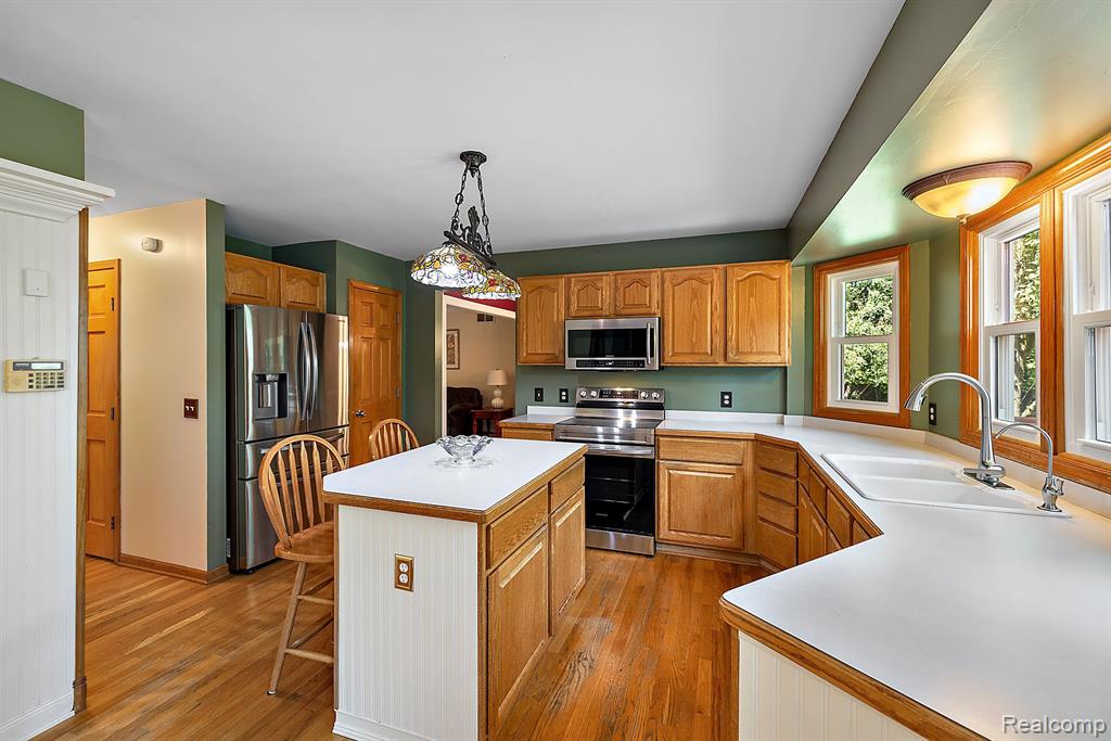 10161 LONGFORD Drive, South Lyon, MI 48178 — Photo 38