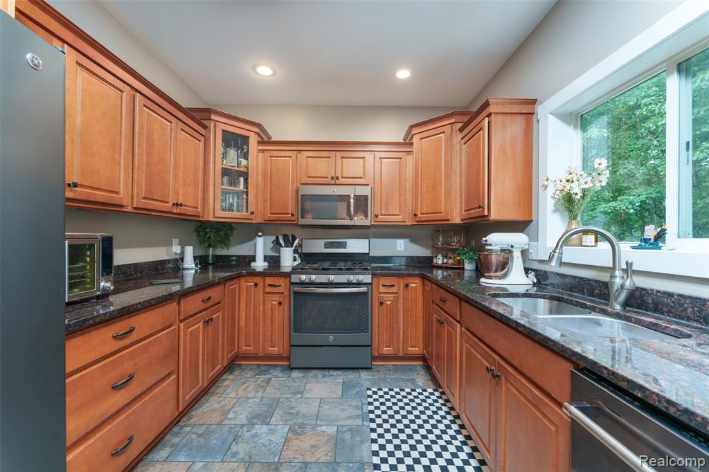 140 Skyline Drive, Howell, MI 48843 — Photo 32