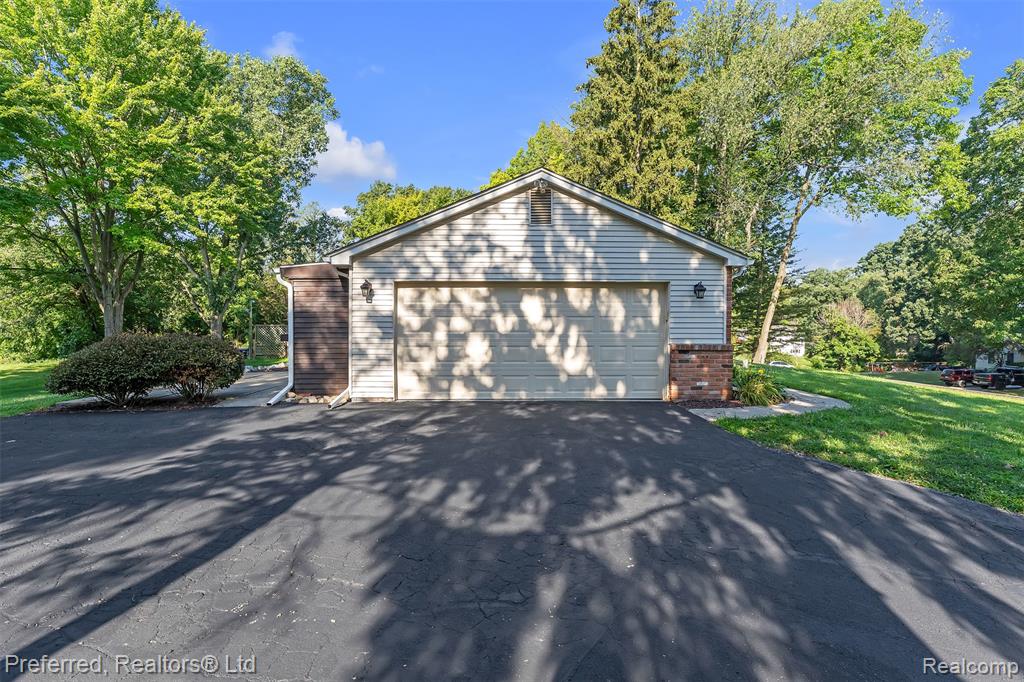 9366 Wild Oaks Circle, South Lyon, MI 48178 — Photo 38