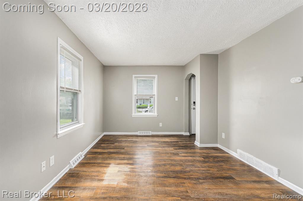 18565 Kenosha Street, Harper Woods, MI 48225 — Photo 5