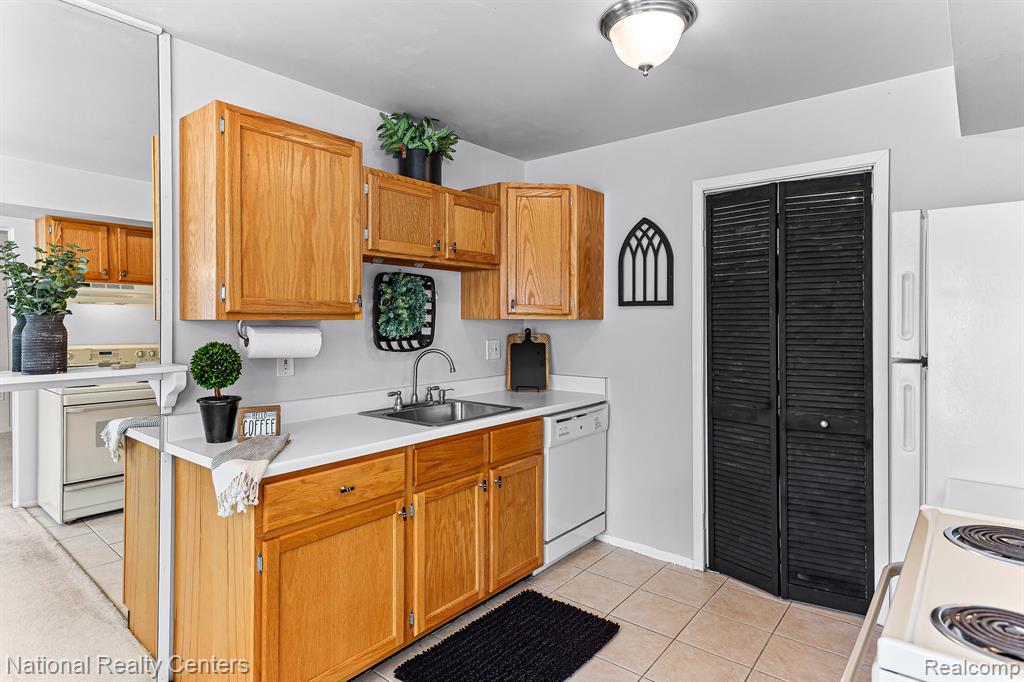 39525 VILLAGE WOOD Road, Novi, MI — Photo 14