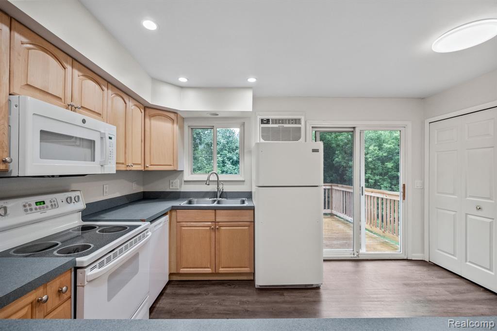 96 Village Court, Ortonville, MI 48462 — Photo 11