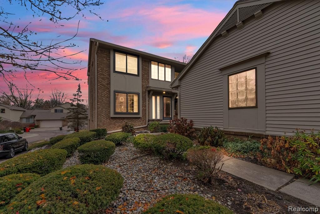 7258 Creeks Bend Court, West Bloomfield, MI — Photo 2