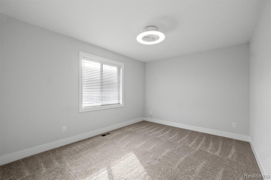 4001 Elmhurst Road, Waterford, MI 48328 — Photo 12
