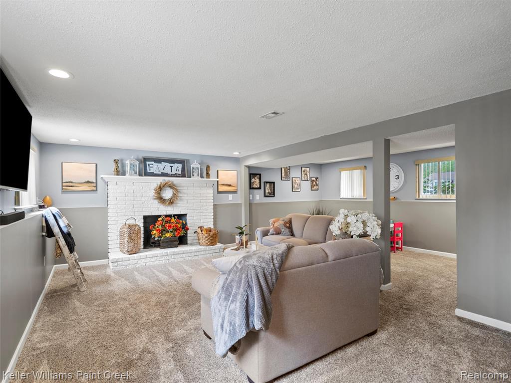 43092 Bond Court, Sterling Heights, MI 48313 — Photo 27