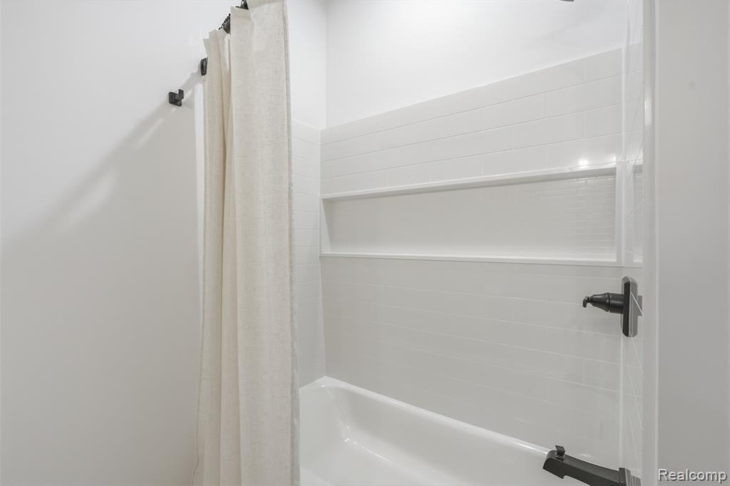 606 Pointe Drive, Walled Lake, MI 48390 — Photo 25
