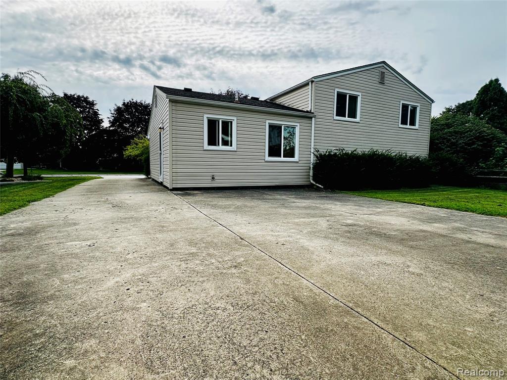329 Cranbrook Boulevard, Monroe, MI 48162 — Photo 2