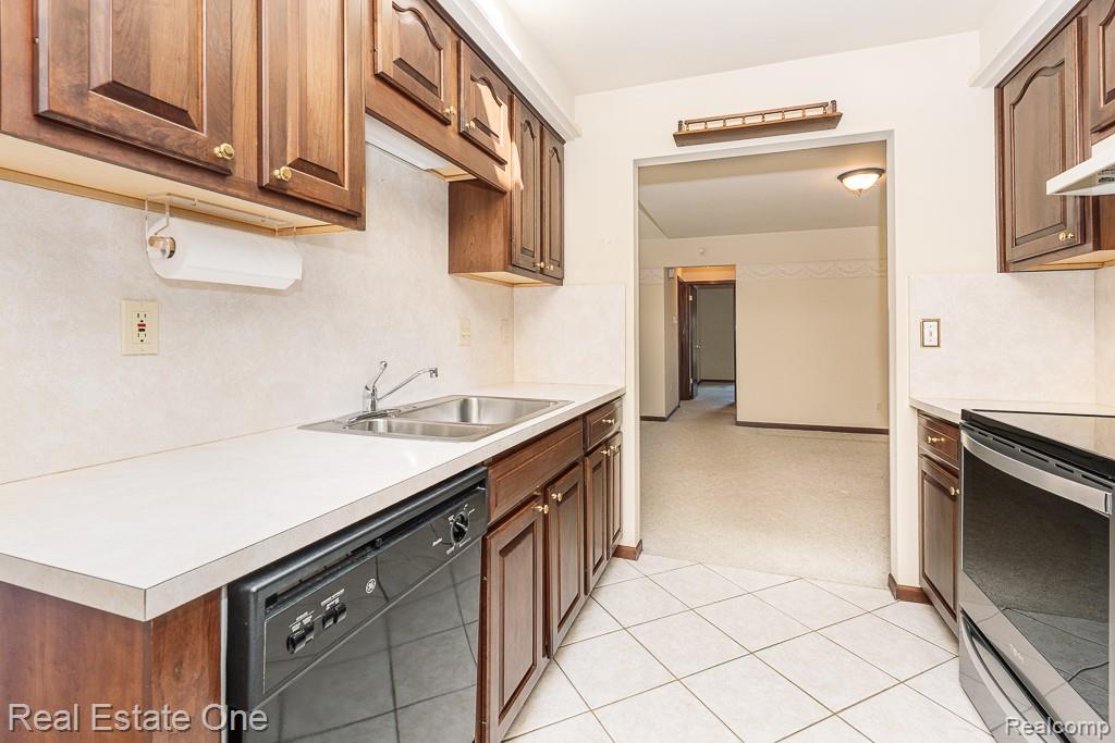 48790 Mill Bank Court, Utica, MI 48315 — Photo 9