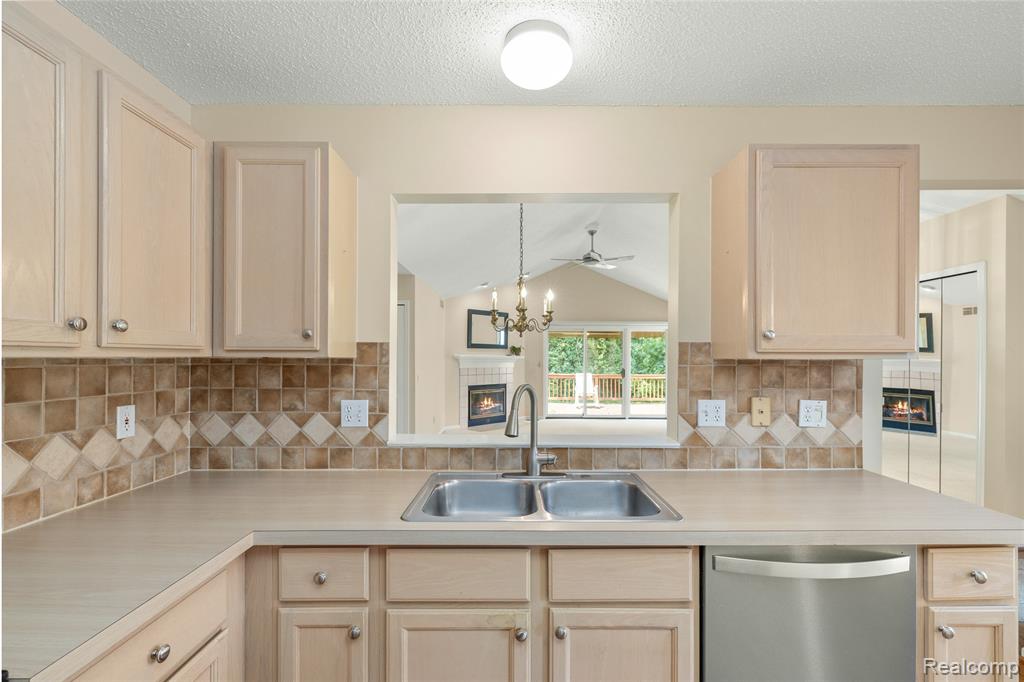 35213 Knollwood Lane, Farmington, MI 48335 — Photo 23