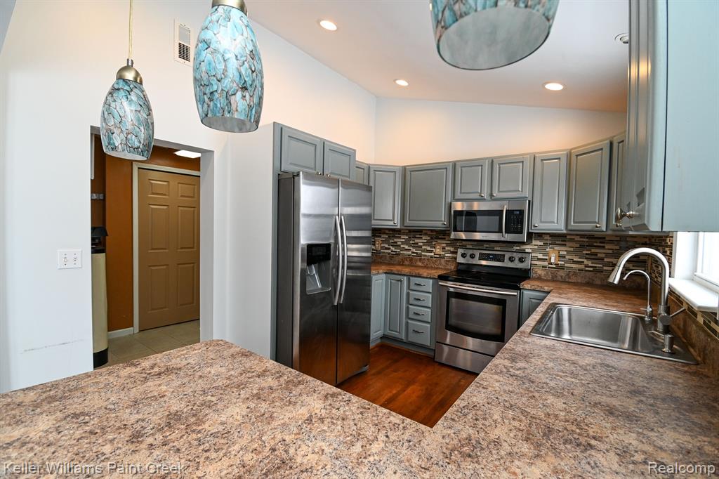 635 JOSLYN Road, Lake Orion, MI 48362 — Photo 10