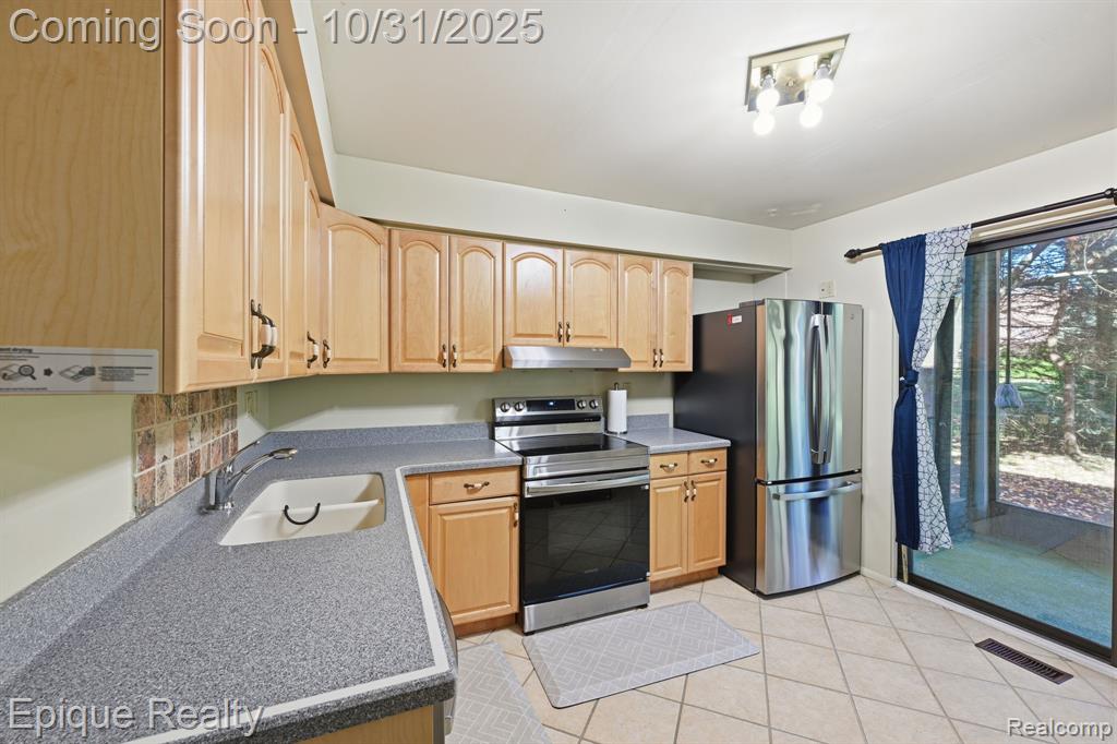 36996 Dartmoor Drive, Farmington Hills, MI 48331 — Photo 10
