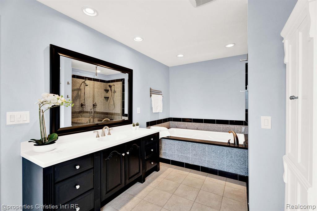 1700 MADDY Lane, Keego Harbor, MI 48320 — Photo 36