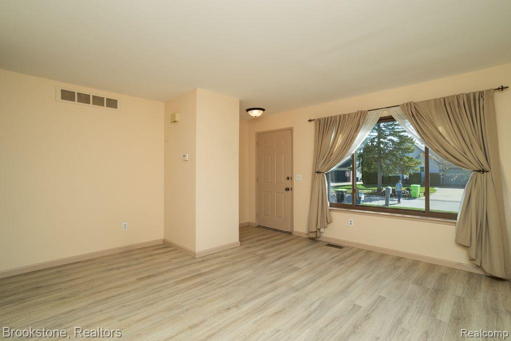 49213 KIMBERLY ANN Lane, Chesterfield, MI — Photo 3