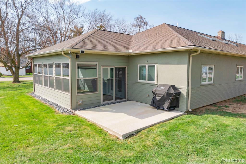 21527 Parke Lane, Grosse Ile, MI 48138 — Photo 33