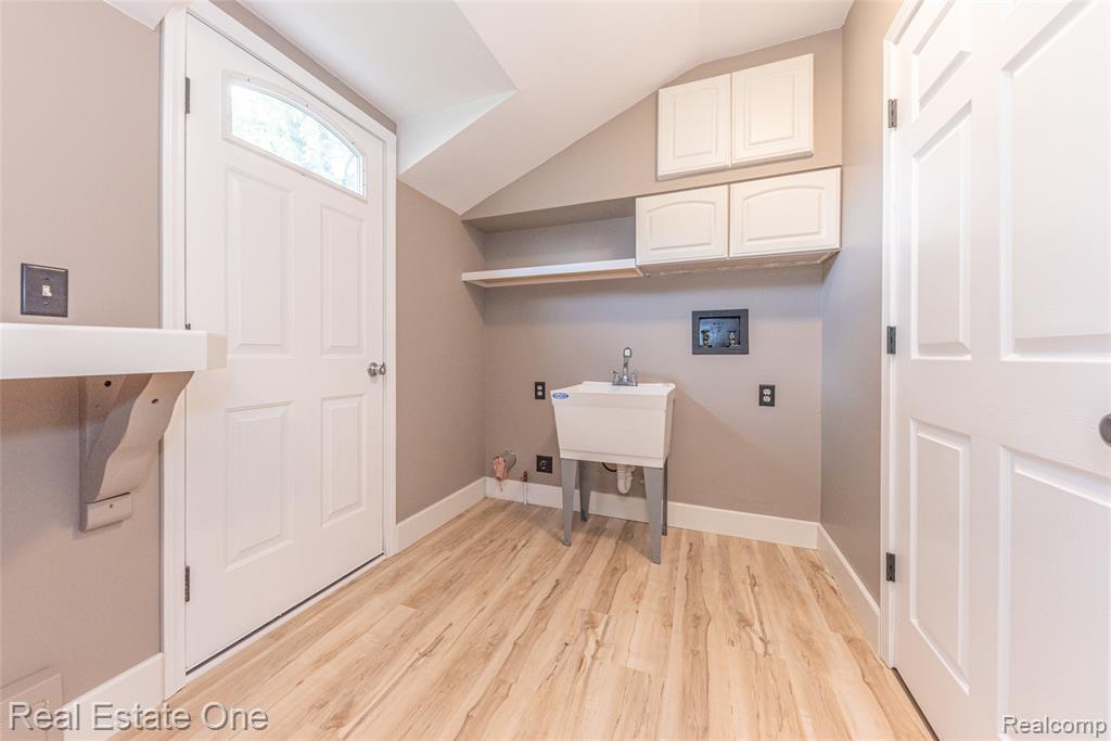 912 N Wixom Road, Wixom, MI 48393 — Photo 17