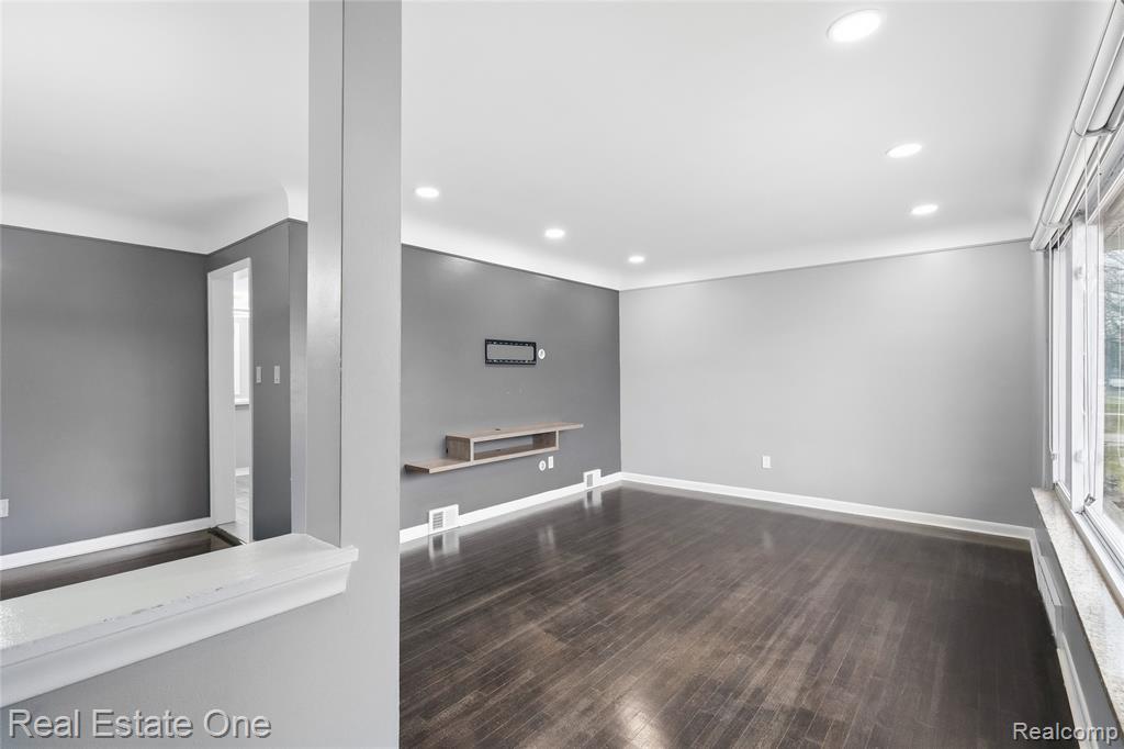 8528 Norborne Avenue, Dearborn Heights, MI 48127 — Photo 3