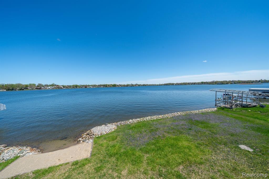 935 Stratton Drive, Waterford, MI 48328 — Photo 28
