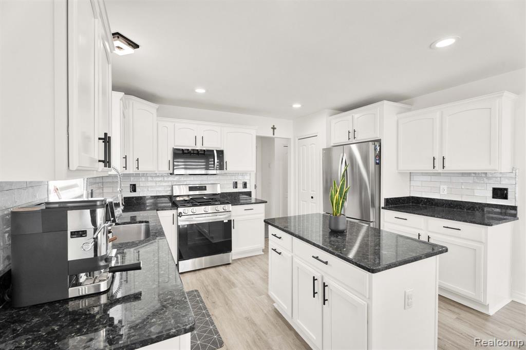 21196 Oak Ridge Drive, Clinton Twp, MI 48036 — Photo 20