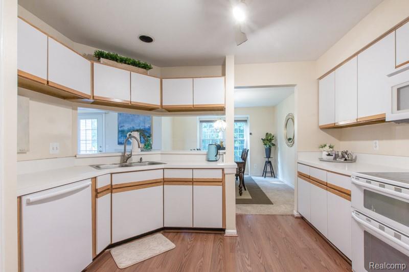 1126 FAIRWAYS, 54, Troy, MI 48085 — Photo 11