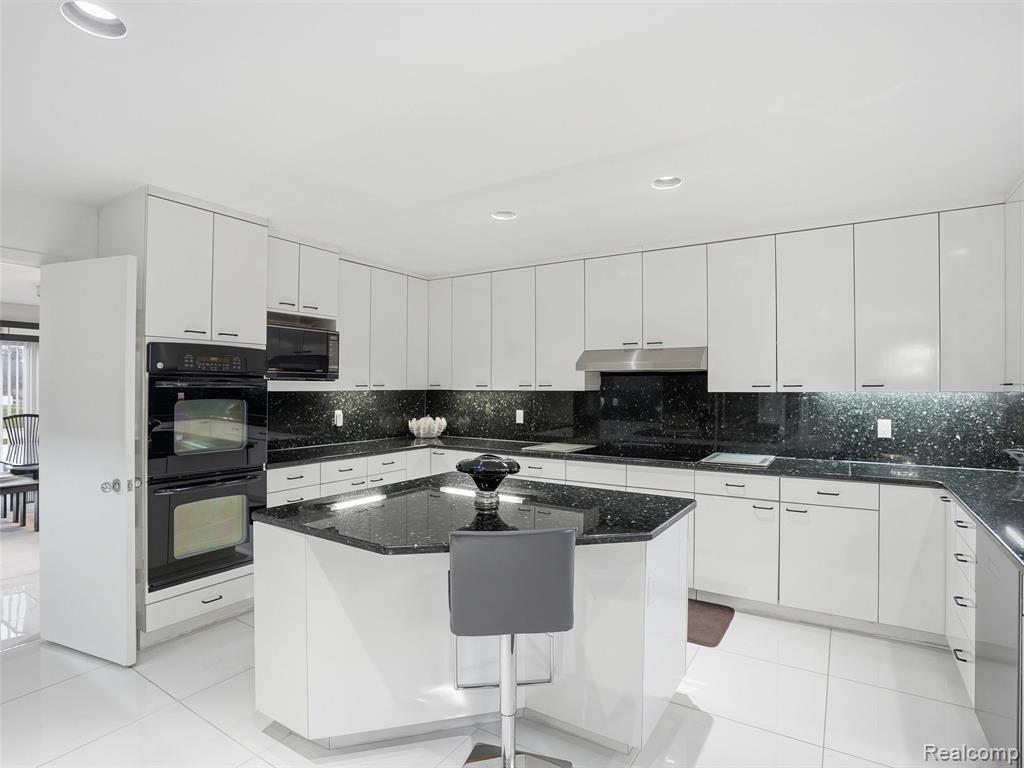3827 Manchester Court, Bloomfield Hills, MI 48302 — Photo 18