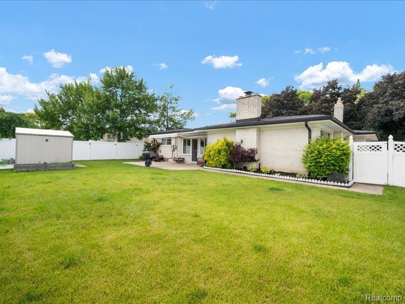 8382 Fairfax Drive, Sterling Heights, MI 48312 — Photo 33