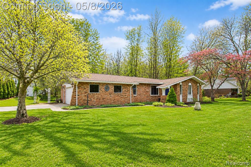 7584 Brookview Court, Brighton, MI 48116 — front exterior