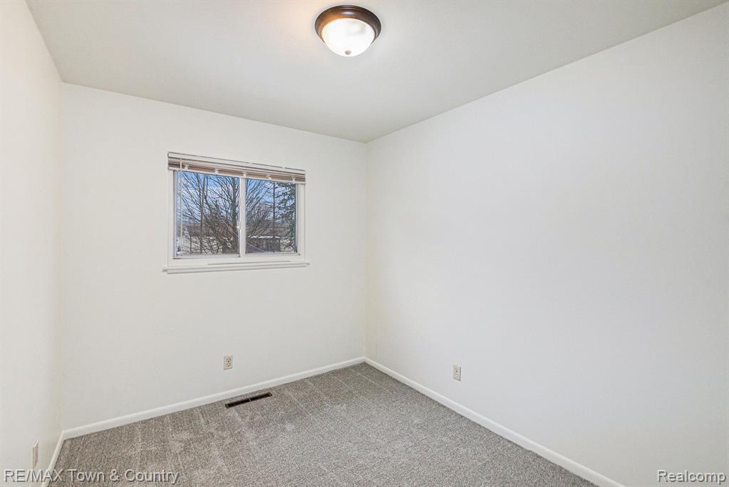 537 SPRING Lane, Flushing, MI 48433 — Photo 15
