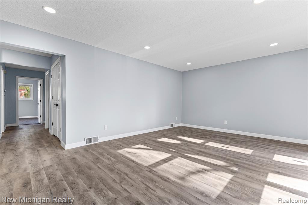 21901 Harding Street, Oak Park, MI 48237 — Photo 10