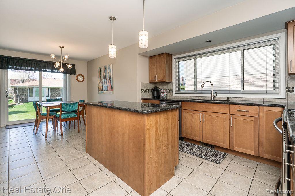 40323 FORDWICH Drive, Sterling Heights, MI 48310 — Photo 16