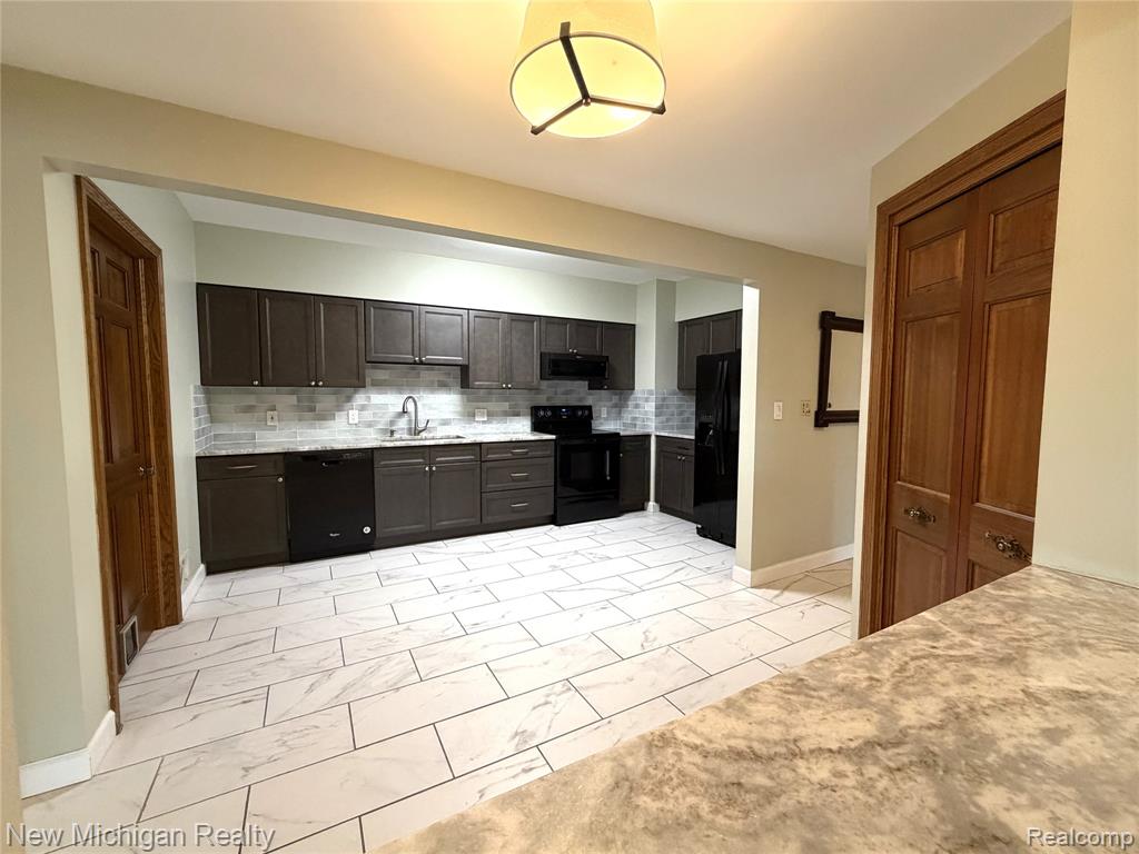 43000 12 Oaks Crescent Drive, 2033, Novi, MI 48377 — Photo 10