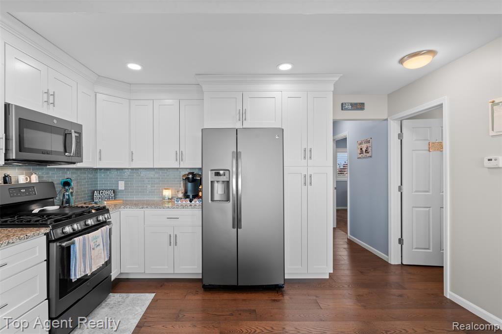 7910 ANCHOR BAY Drive, Clay, MI 48001 — Photo 17