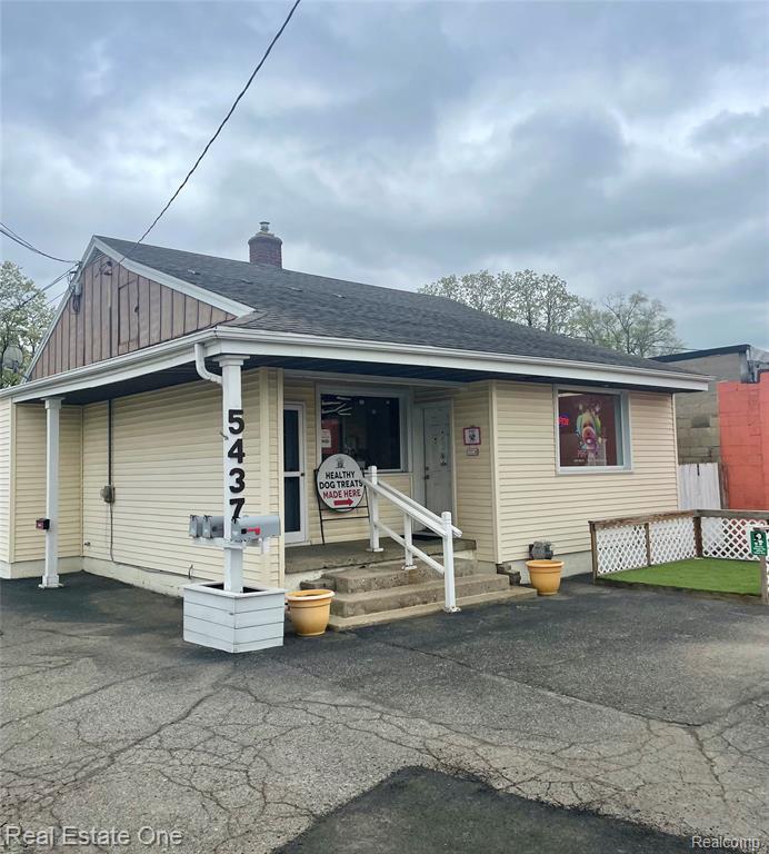 5437 Dixie Highway, Waterford, MI — front exterior