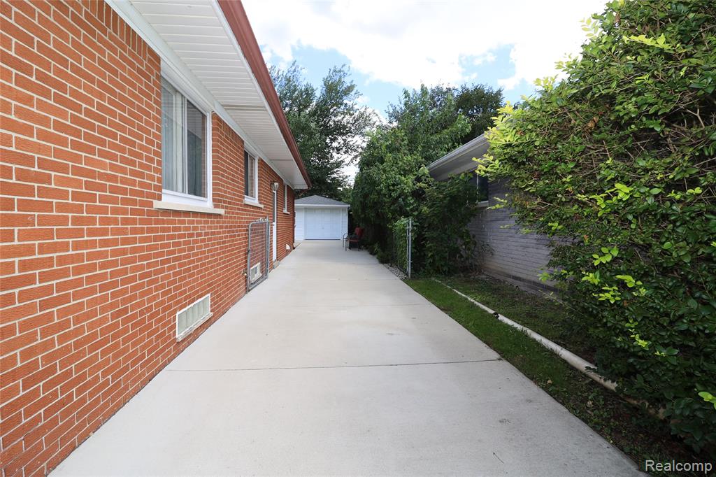 6840 N Silvery Lane, Dearborn Heights, MI 48127 — Photo 8