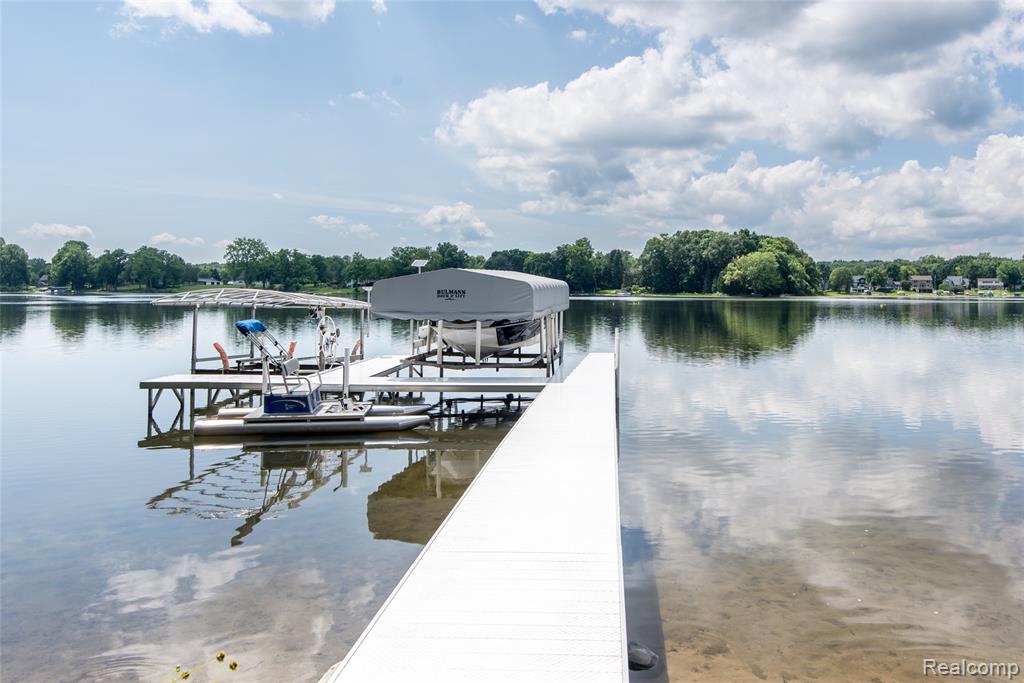 3166 W Beach Lake Drive, Milford, MI, 48380