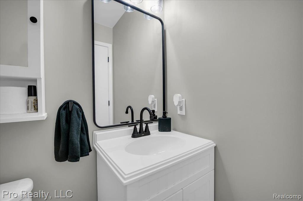 863 CALPERNIA, Wixom, MI 48393 — Photo 17