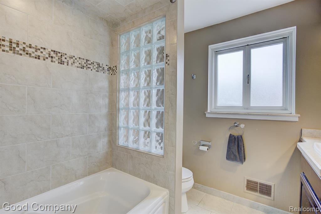 576 LANGLEY Boulevard, Clawson, MI — Photo 24