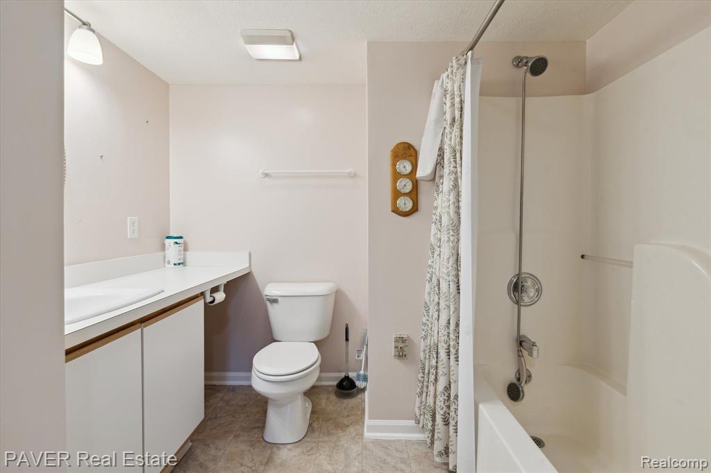 1565 WEATHERSTONE Drive, Ann Arbor, MI 48108 — Photo 32