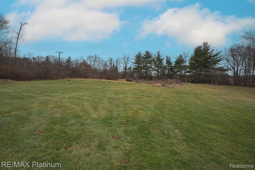 850 W MAPLE Road, Milford, MI 48381 — Photo 27