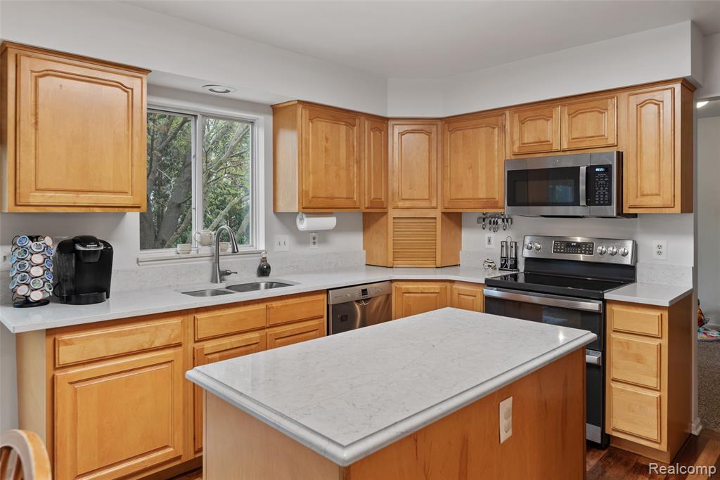 4325 Heatherstone Drive, Waterford, MI 48329 — Photo 9