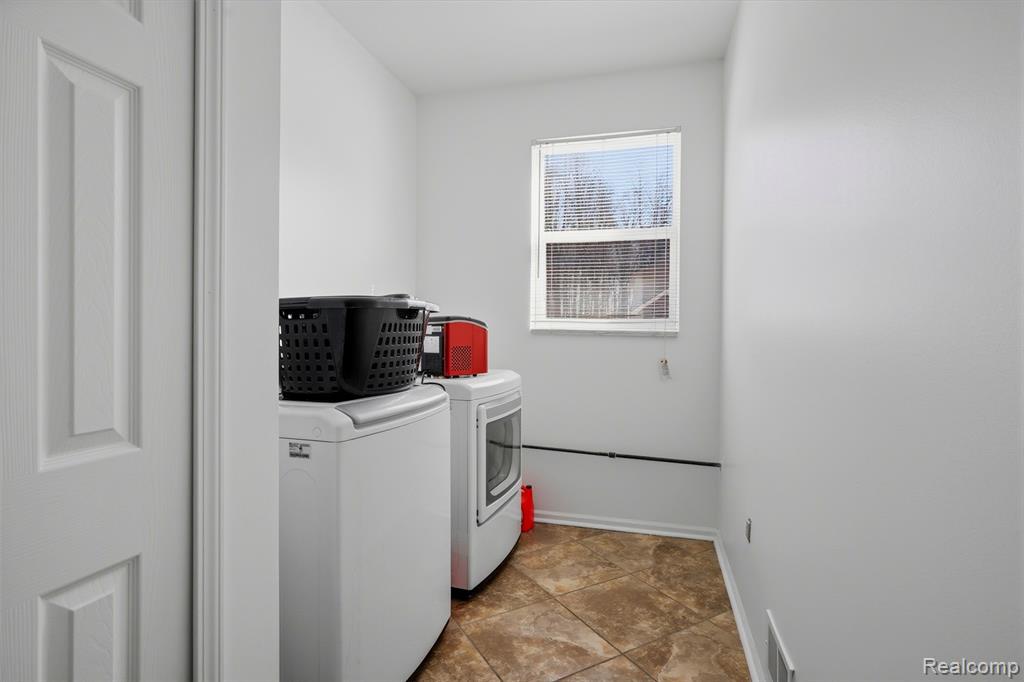 42575 Silverwood Drive, Sterling Heights, MI 48314 — Photo 20