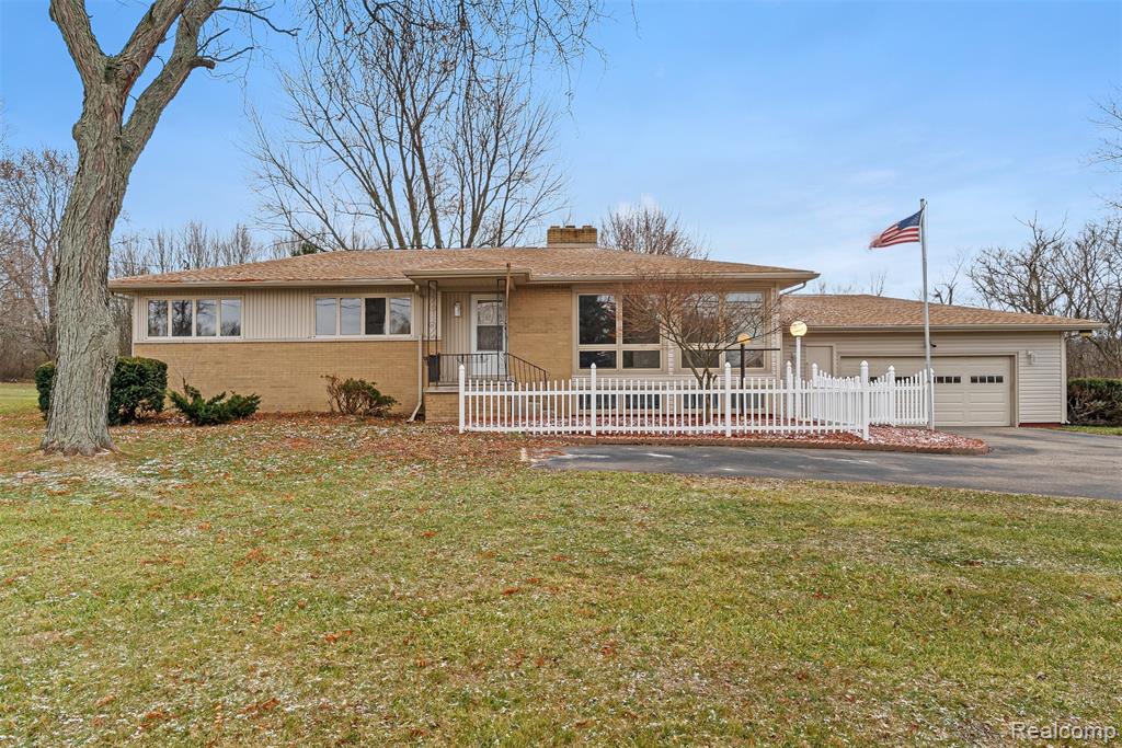 6079 Lennon Road, Swartz Creek, MI 48473 — front exterior
