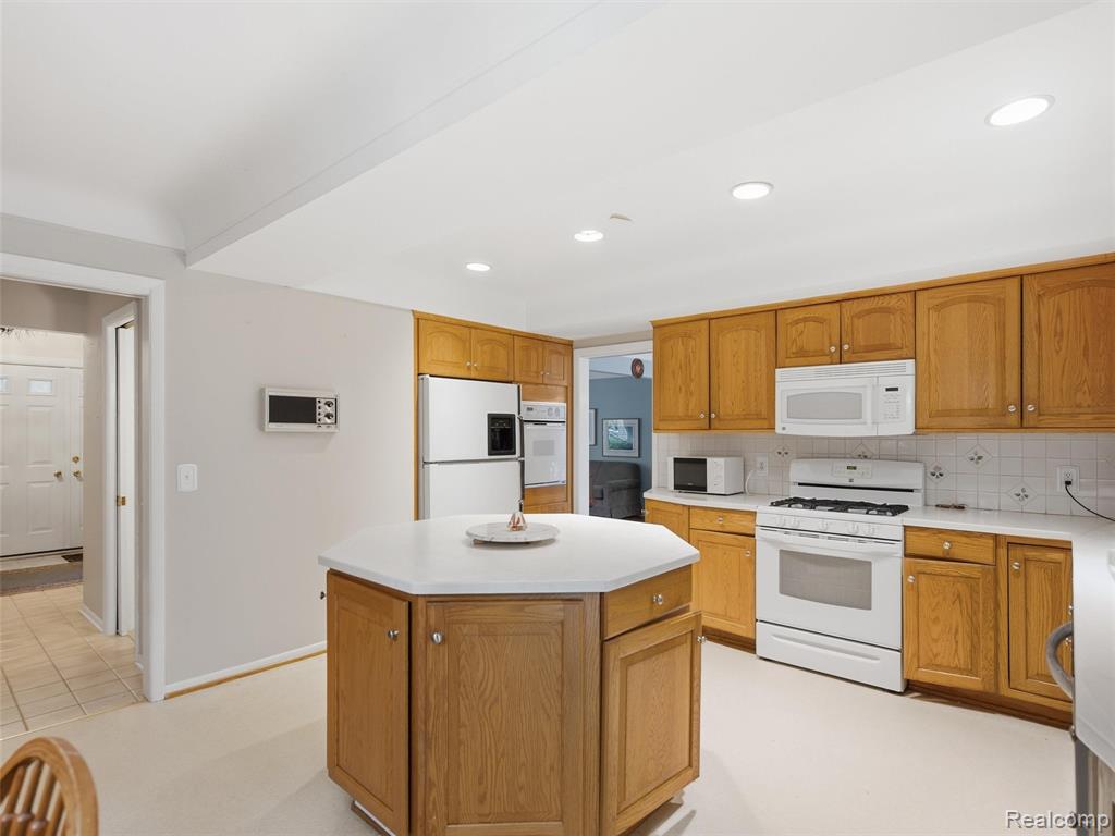 883 Briarcliff Drive, Grosse Pointe, MI 48236 — Photo 15