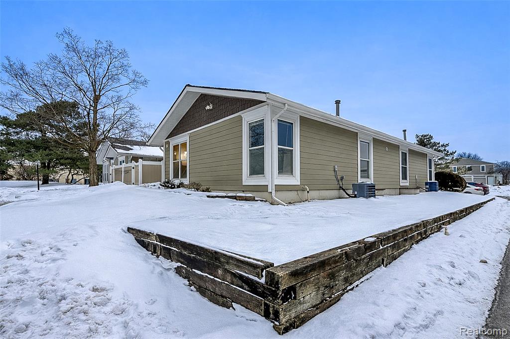 39615 Village Wood Lane, Novi, MI — Photo 2