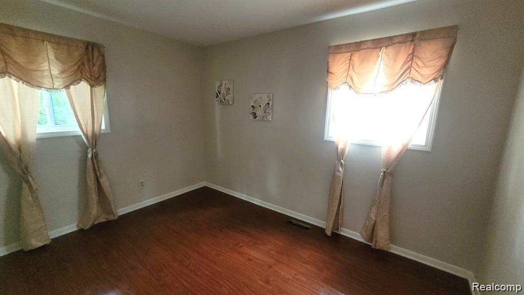 606 E MILTON Avenue, Hazel Park, MI 48030 — Photo 11