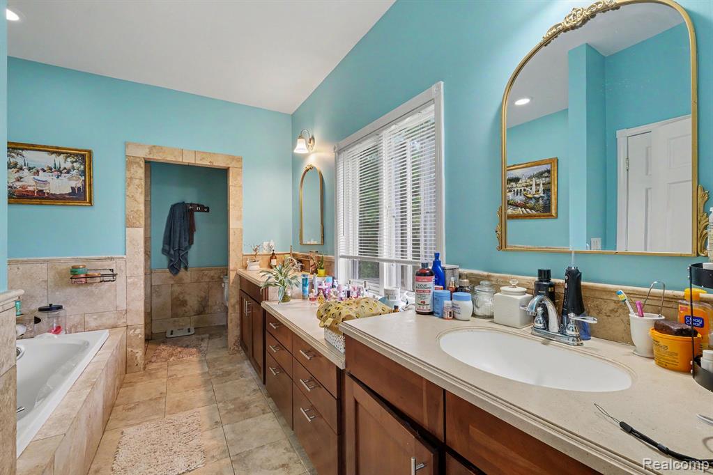 4251 E Maple Avenue, Grand Blanc, MI 48439 — Photo 17