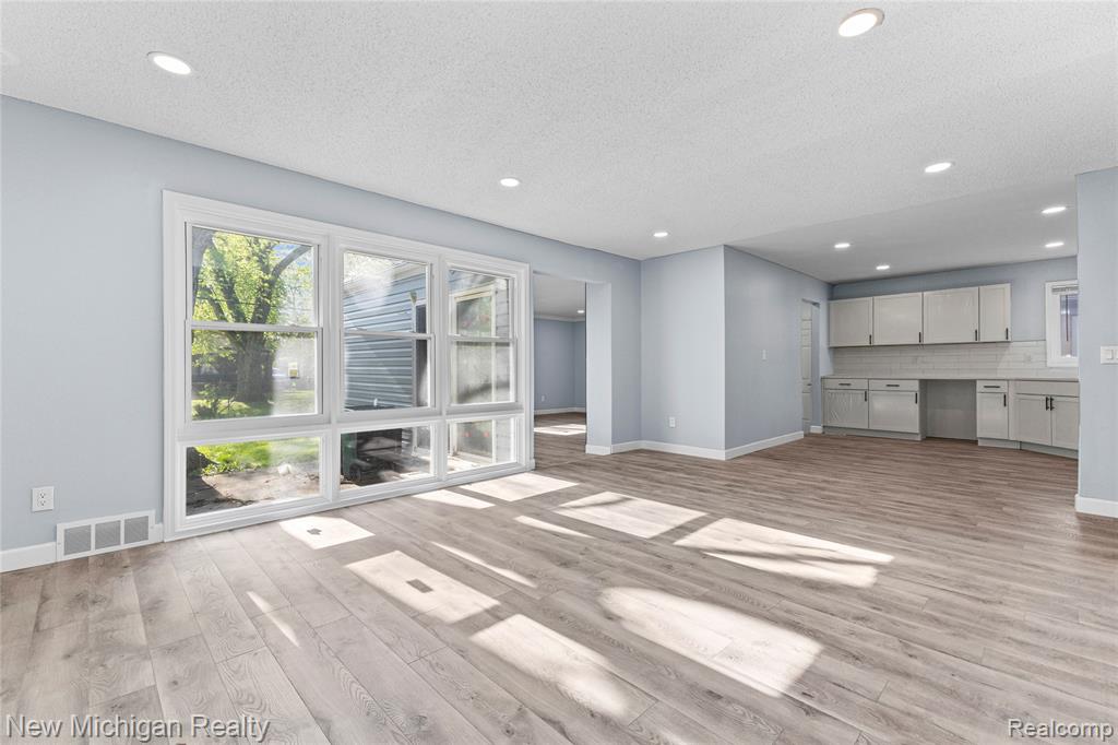 21901 Harding Street, Oak Park, MI 48237 — Photo 8